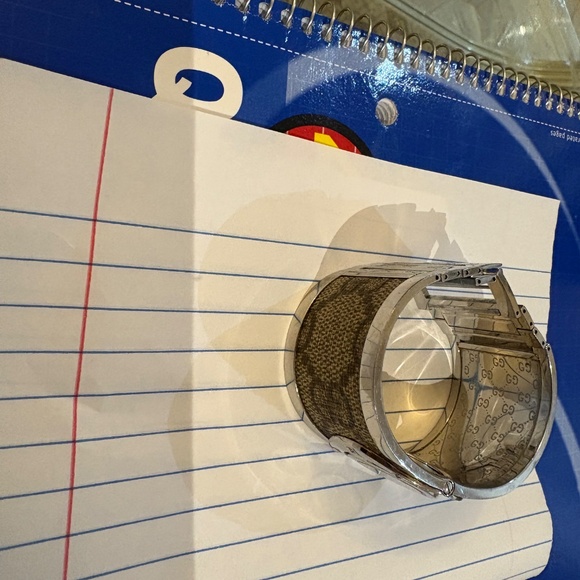 Gucci Women’s Hand Watch Sliver Color - Picture 7 of 7